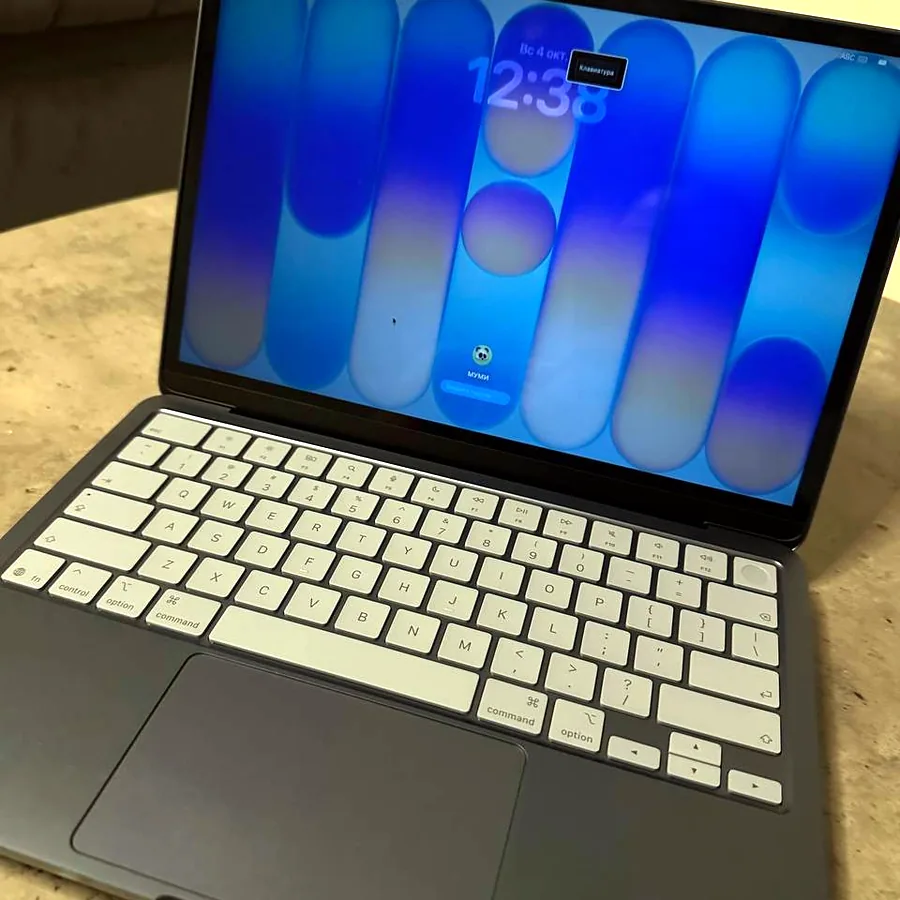 MacBook 13 M3, цвет синий, почти новый