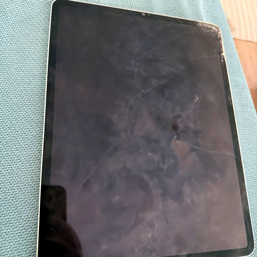 iPad, разбитый экран, работает исправно