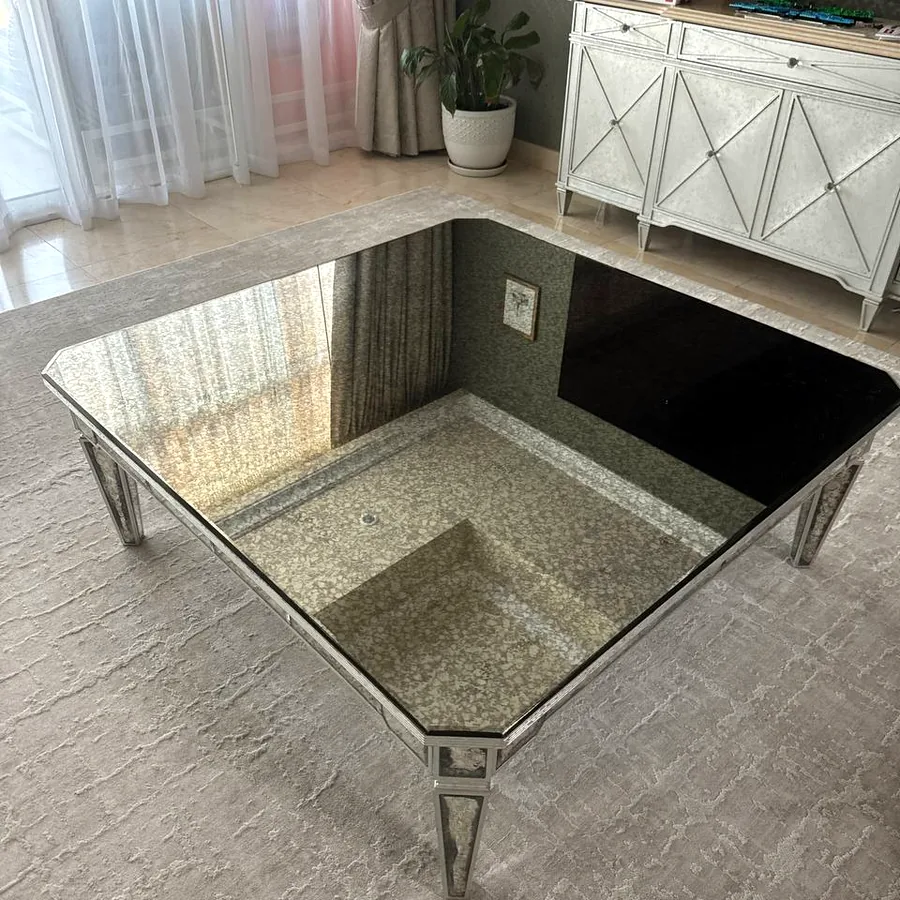 Обеденный стол, журнальный стол и кровать с матрасом