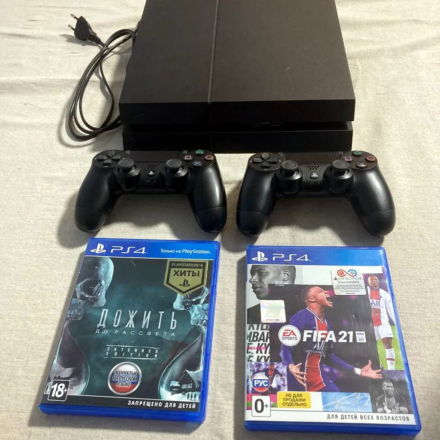 PlayStation 4 с двумя геймпадами и играми