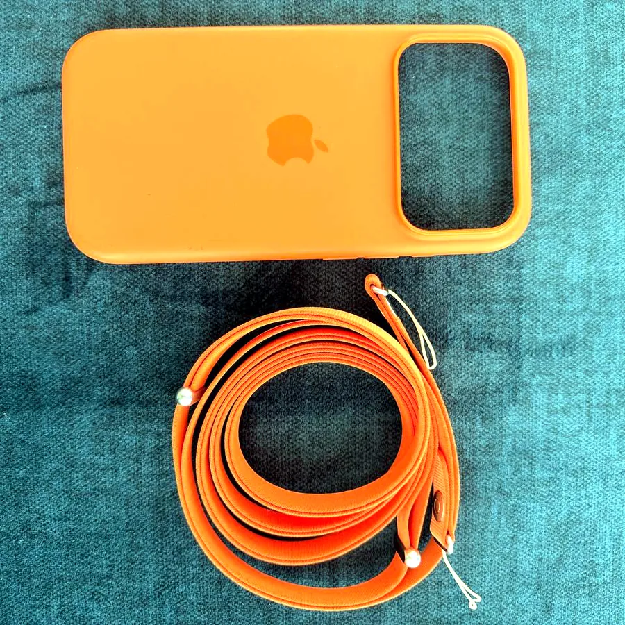 Чехол Apple iPhone 17 Pro с ремешком Crossbody