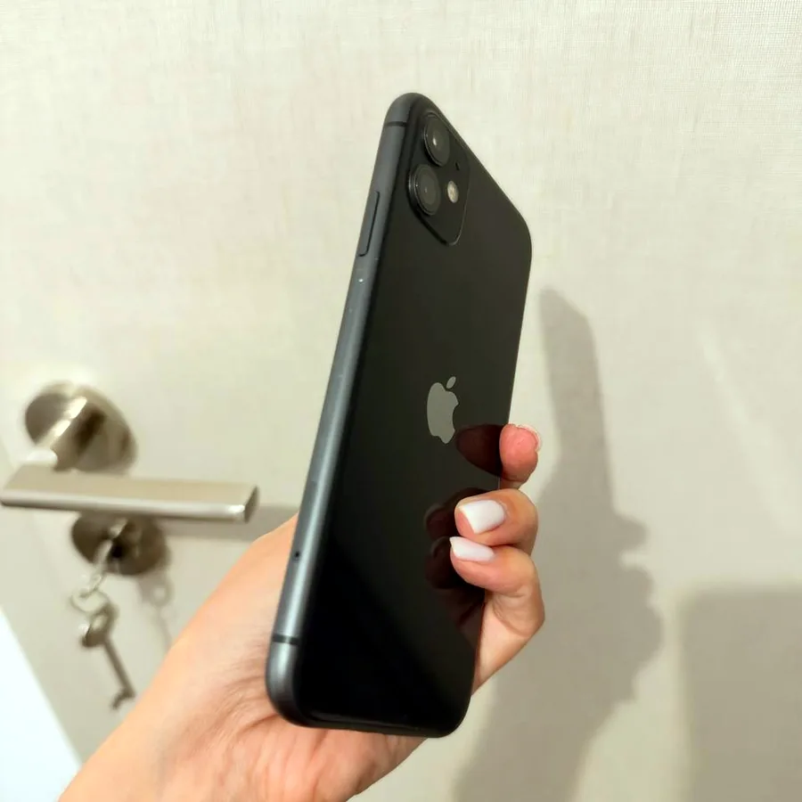 iPhone 11, батарея 74%, со стёклами и чехлами