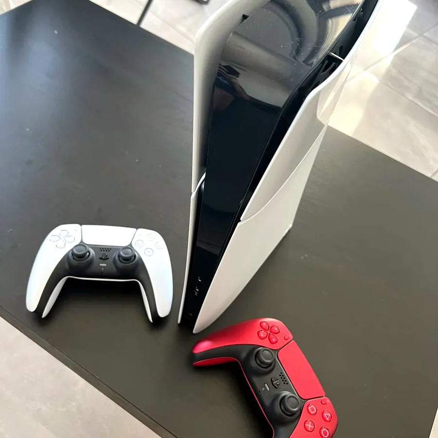 PlayStation 5 Slim 1TB Digital Edition + 2 геймпада