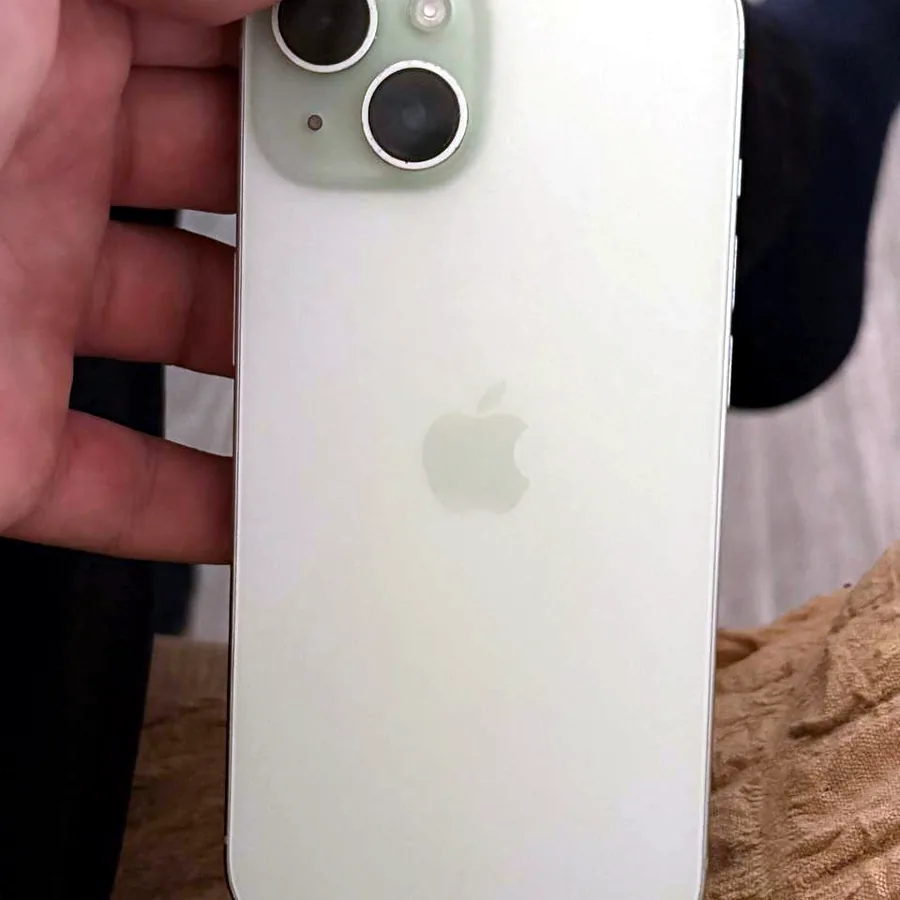 iPhone 15 128GB зелёный, идеальное состояние