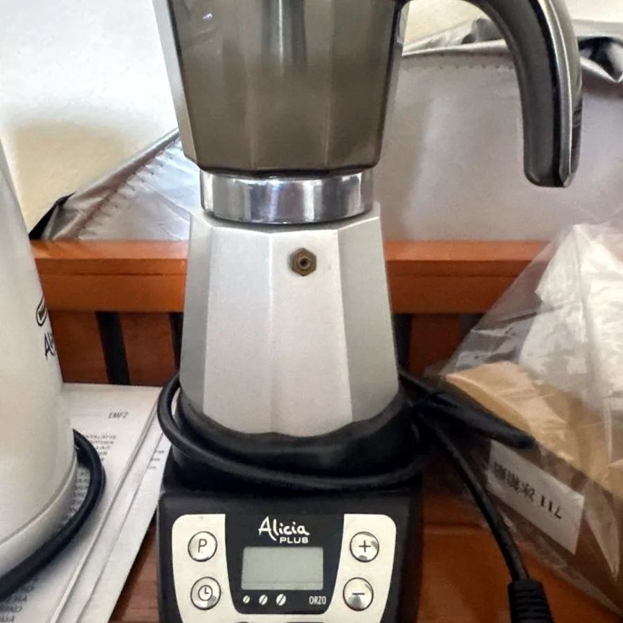 Гейзерная кофеварка DeLonghi