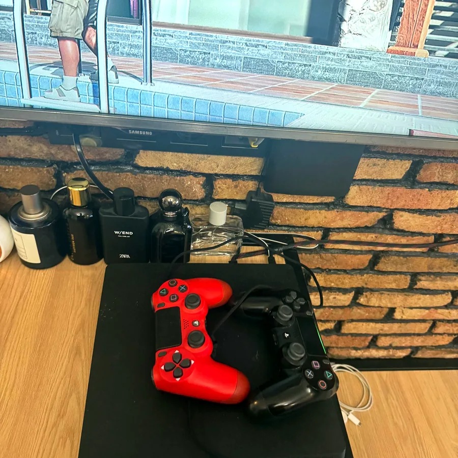 PlayStation 4 Slim 500GB, 2 джойстика
