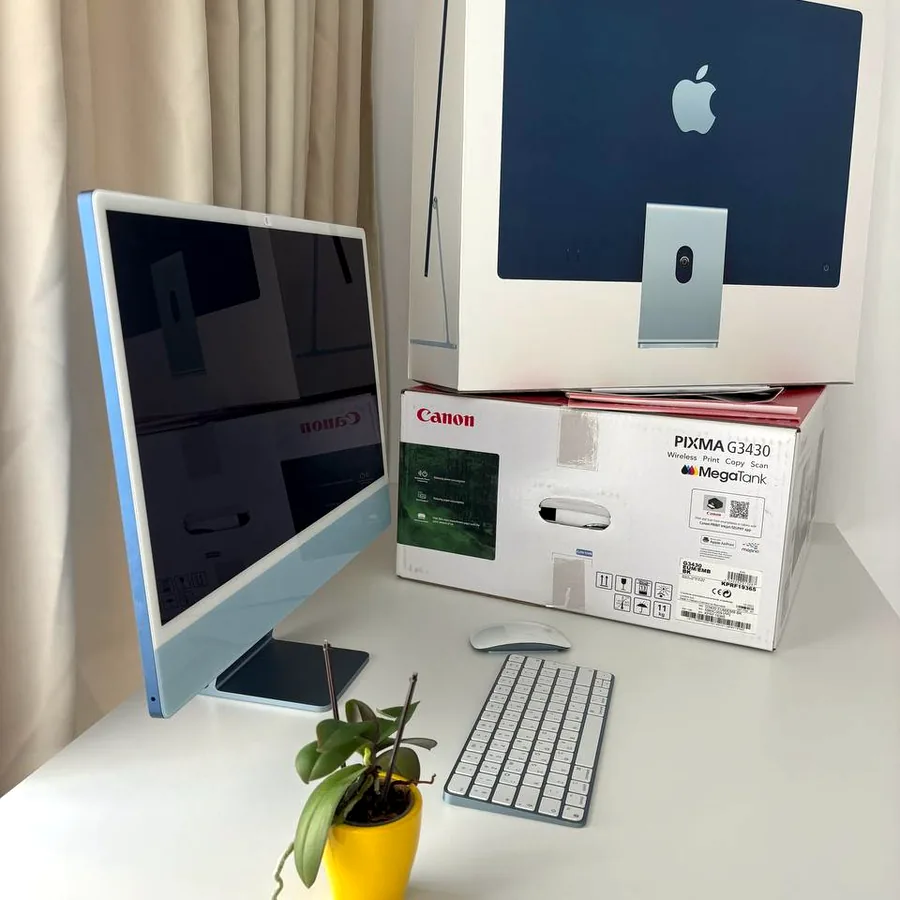 Рабочее место: iMac 24 M3, принтер, стол