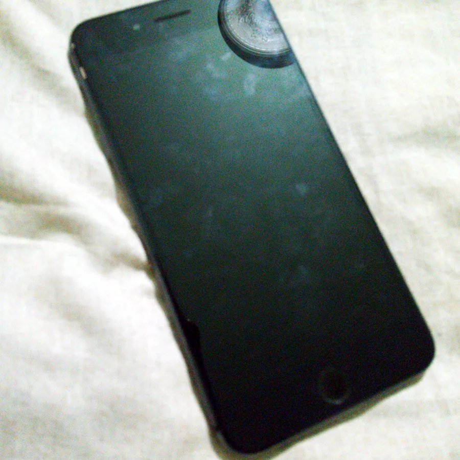 iPhone 8+ 256 Гб, батарея 95%, не заряжается