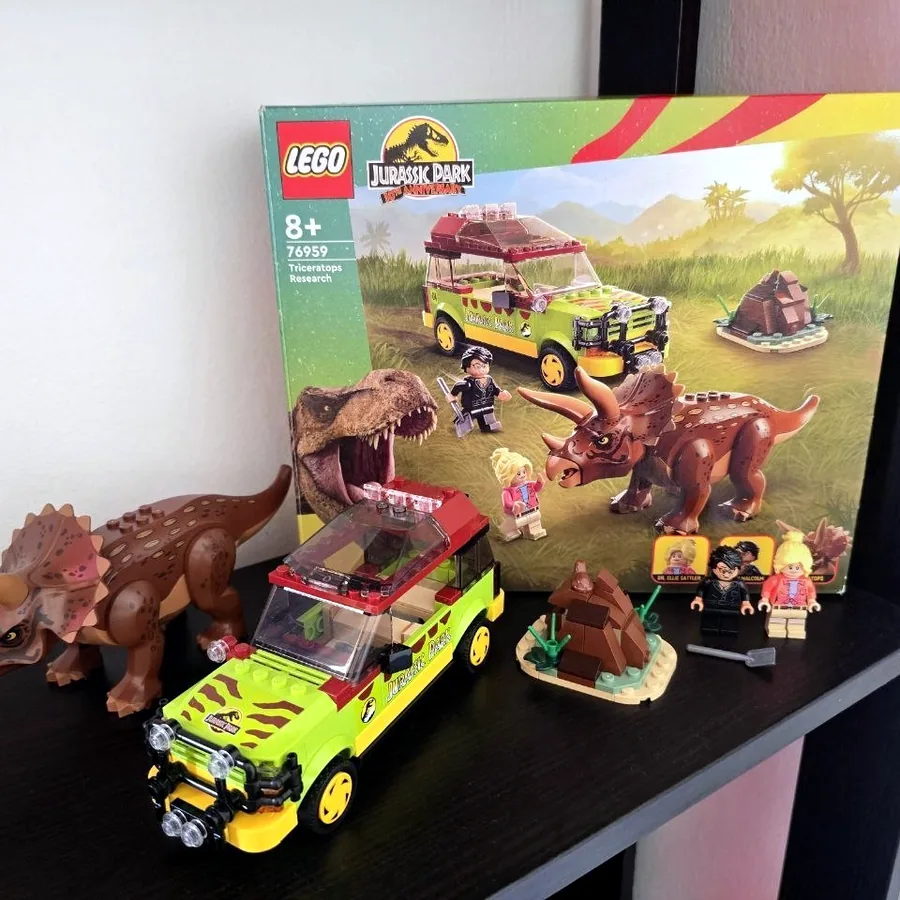 LEGO Jurassic Park Triceratops Research 76959