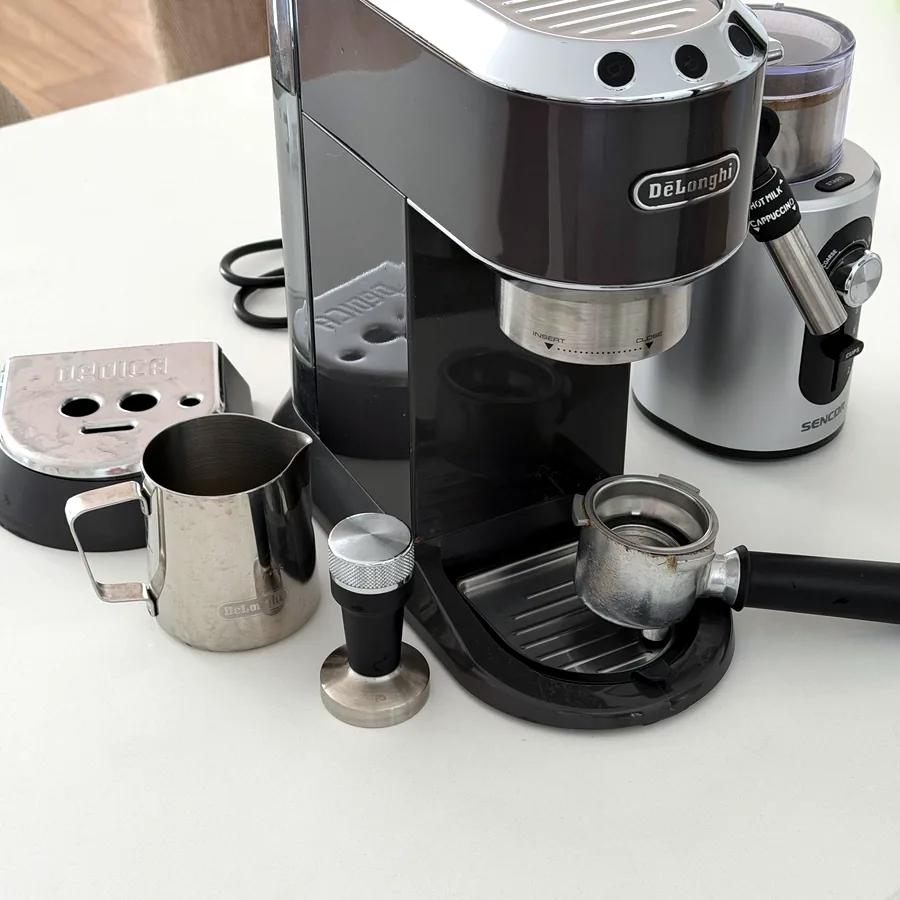 Кофеварка De'Longhi Dedica с кофемолкой