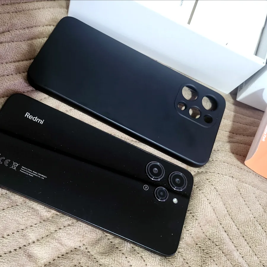 Смартфон Xiaomi Redmi 12 с аксессуарами