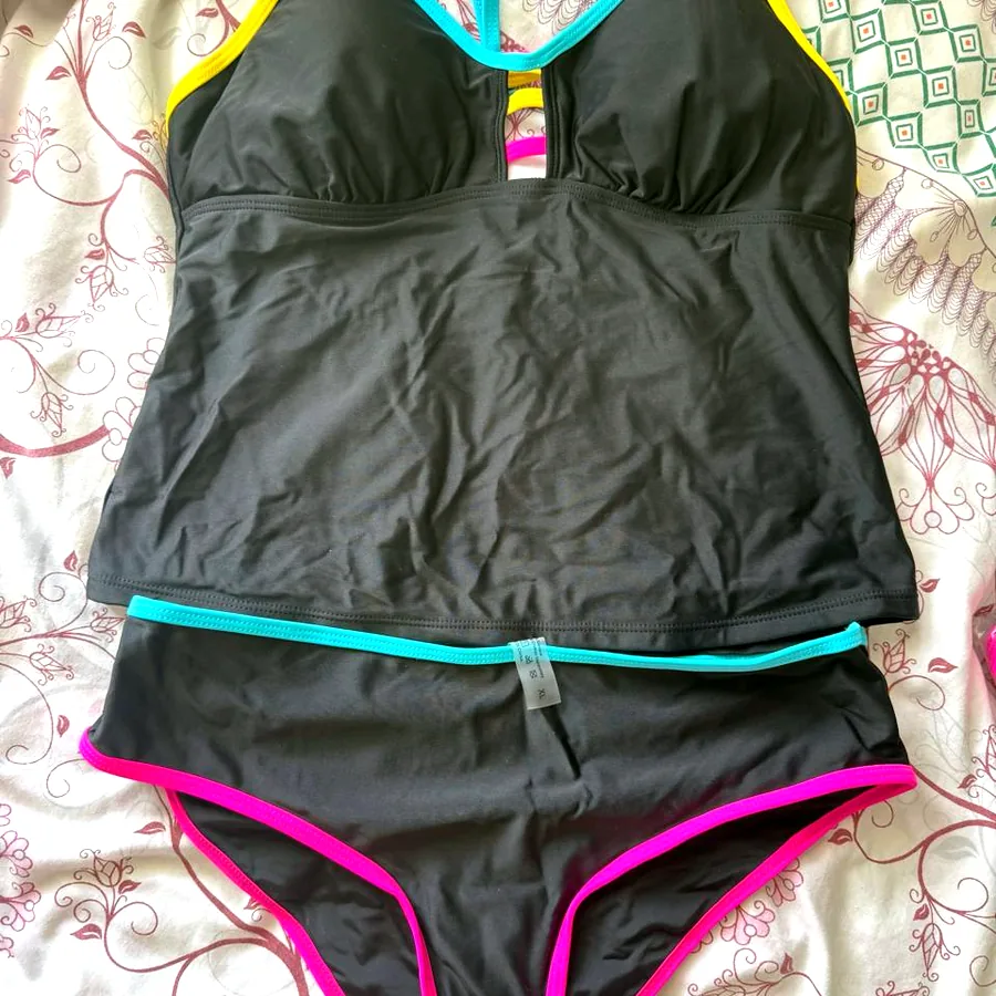 Купальники новые, размеры L и XL