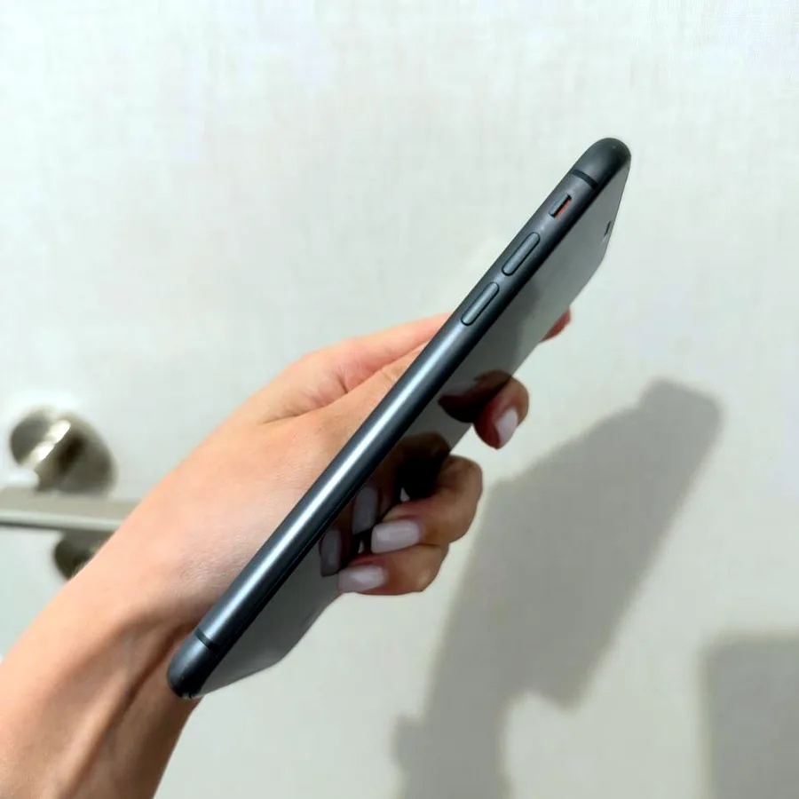 iPhone 11, батарея 74%, со стёклами и чехлами