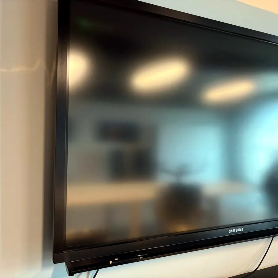 Samsung Smart Screen DM82E, 82 дюйма