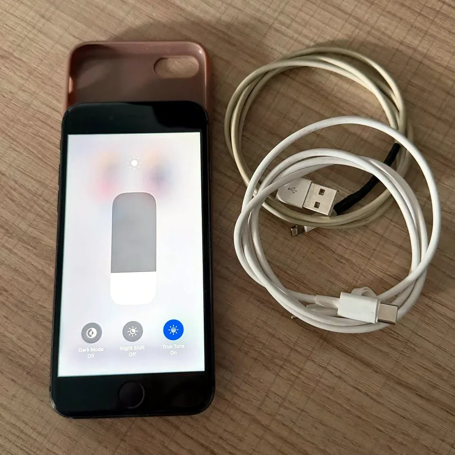 iPhone 8, 64GB, в комплекте чехол и кабели