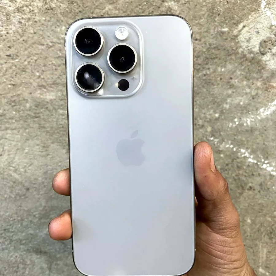 iPhone 15 Pro, 256 GB, заводское состояние