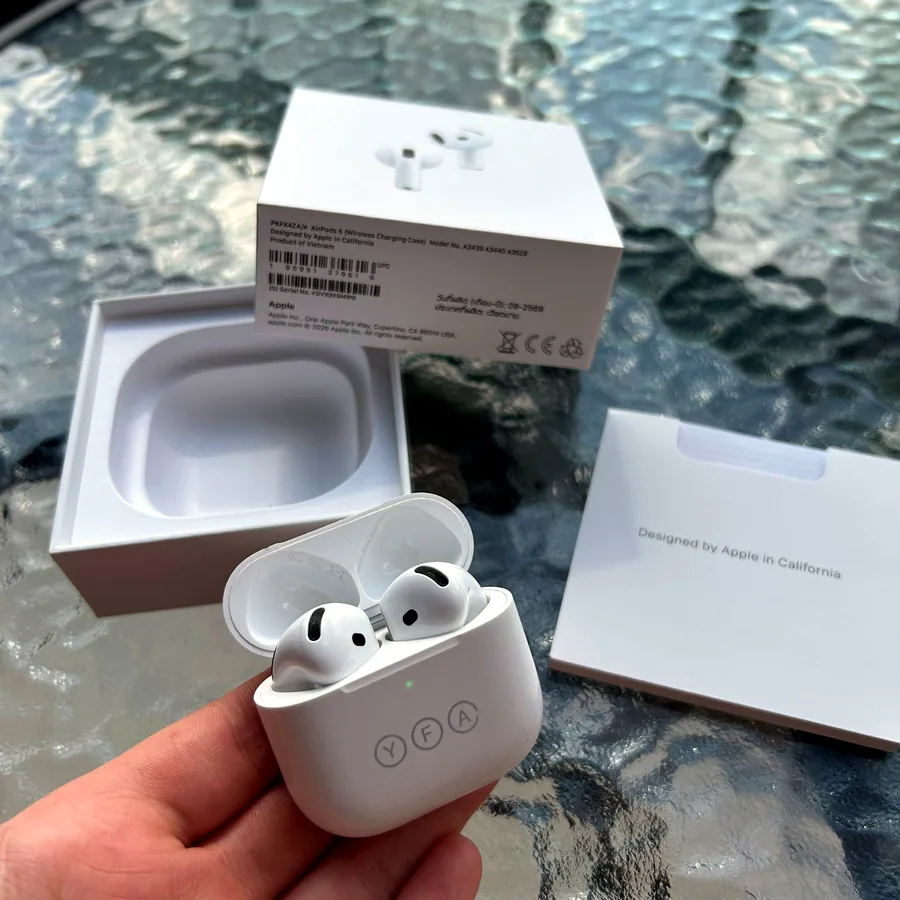 Apple AirPods 4 с активным шумоподавлением