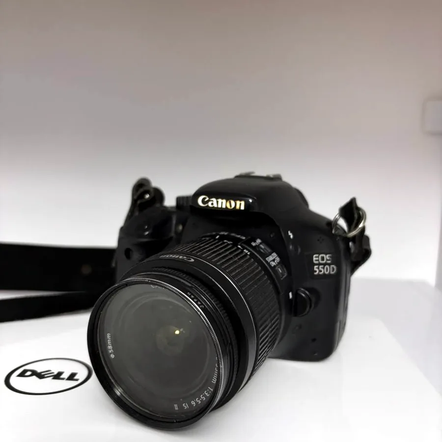 Canon EOS 550D с объективом 18-55 мм