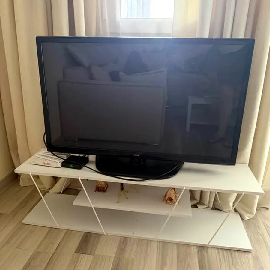 Телевизор с подставкой и HDMI-кабелем