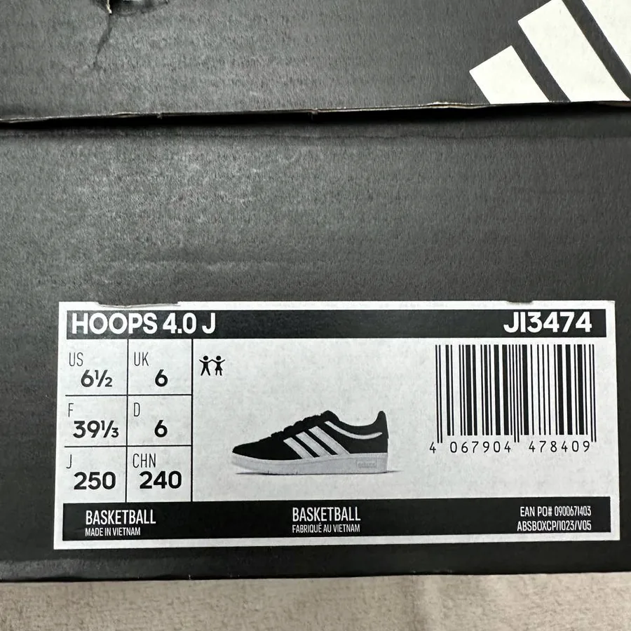 Кроссовки Adidas, размер 39⅓, новые