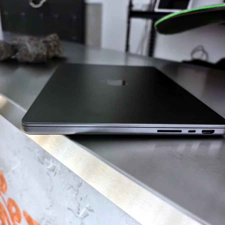 MacBook Pro 14 M5, 16/512, отличное состояние