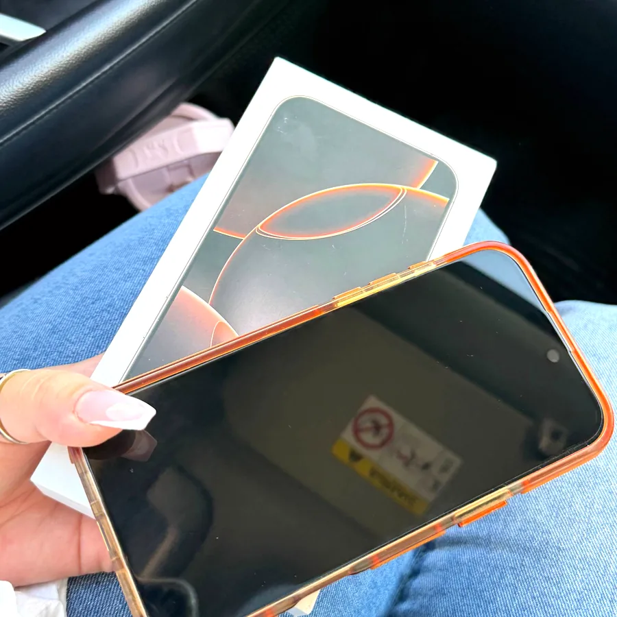 iPhone 16 Pro Max, батарея 90%