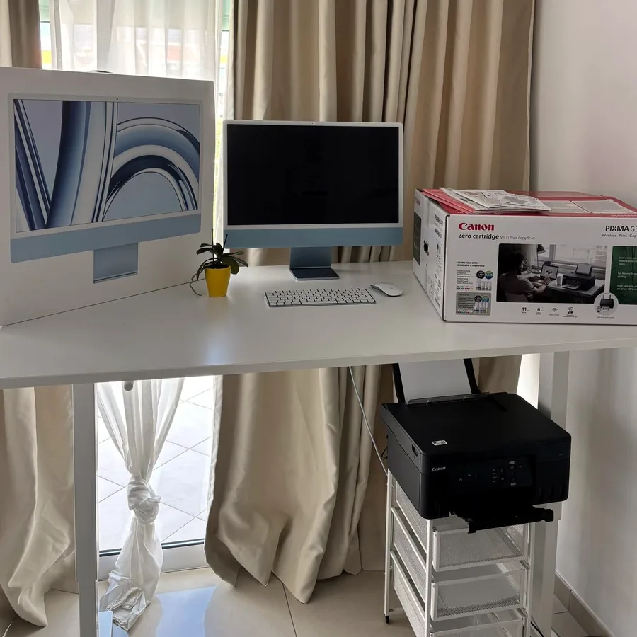 Рабочее место: iMac 24 M3, принтер, стол