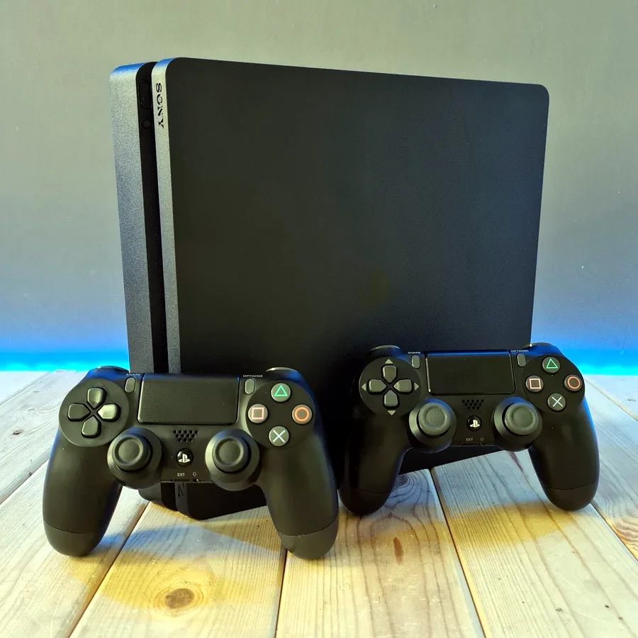 PlayStation 4 Slim с двумя контроллерами