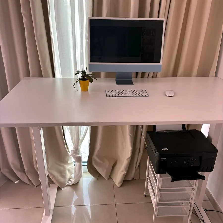 Рабочее место: iMac 24 M3, принтер, стол