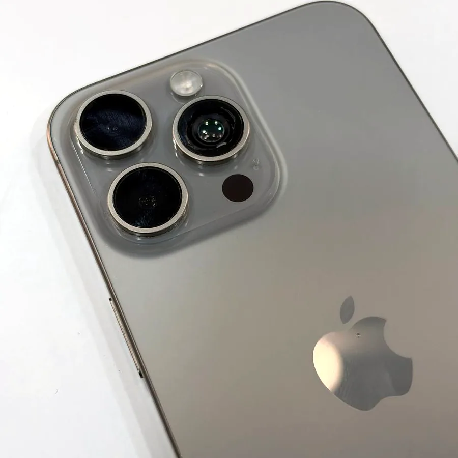 iPhone 15 Pro Max, разбита задняя камера