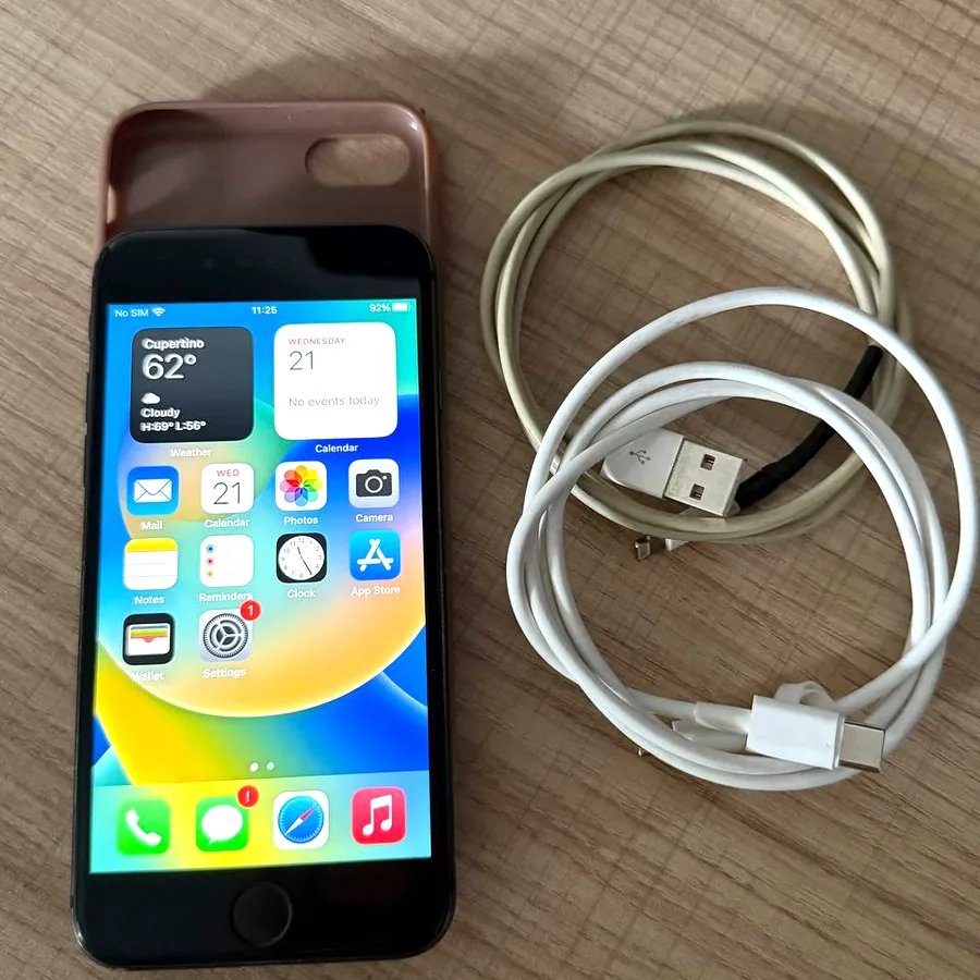 iPhone 8, 64GB, в комплекте чехол и кабели