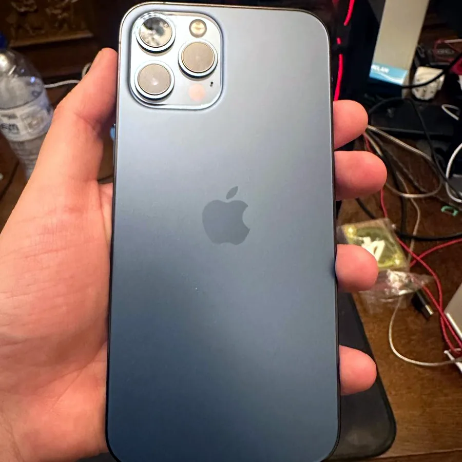 iPhone 12 Pro Max, 73% батареи, с чехлом