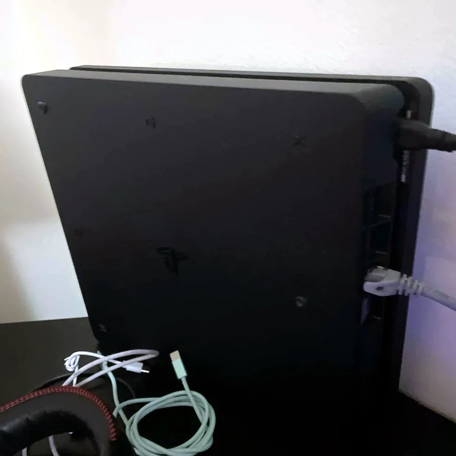 PlayStation 4 Slim 1TB с двумя джойстиками
