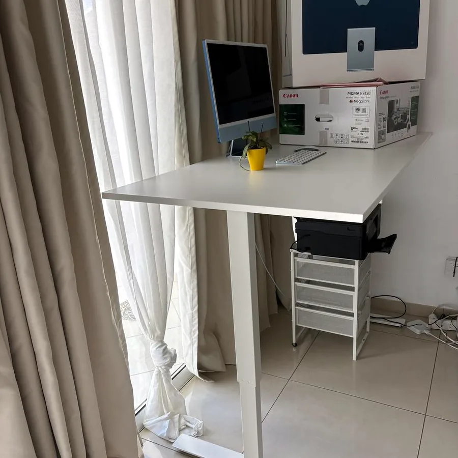 Рабочее место: iMac 24 M3, принтер, стол