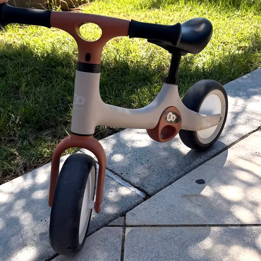 Беговел KinderKraft и шлем BTWIN