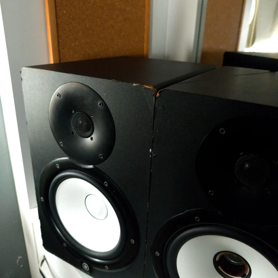 Пара акустических колонок Yamaha HS8