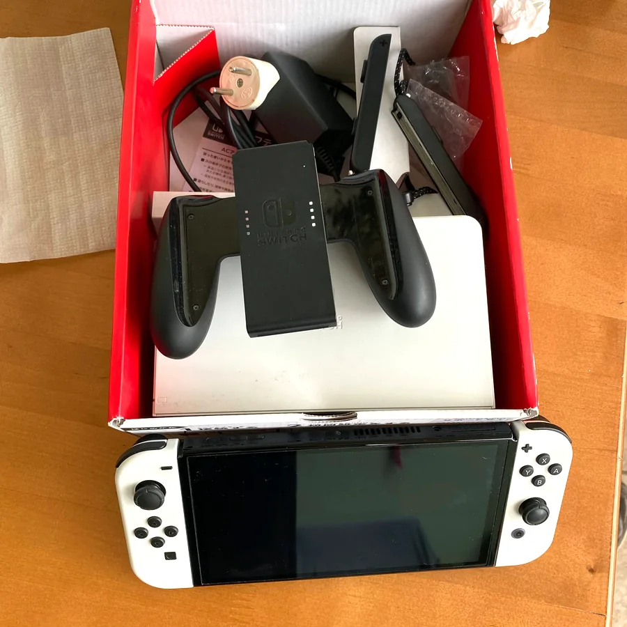 Nintendo Switch OLED White 64GB с играми и аксессуарами