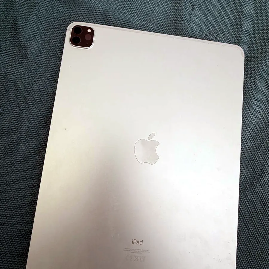 iPad, разбитый экран, работает исправно
