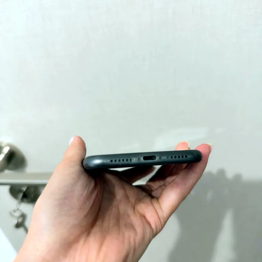 iPhone 11, батарея 74%, со стёклами и чехлами