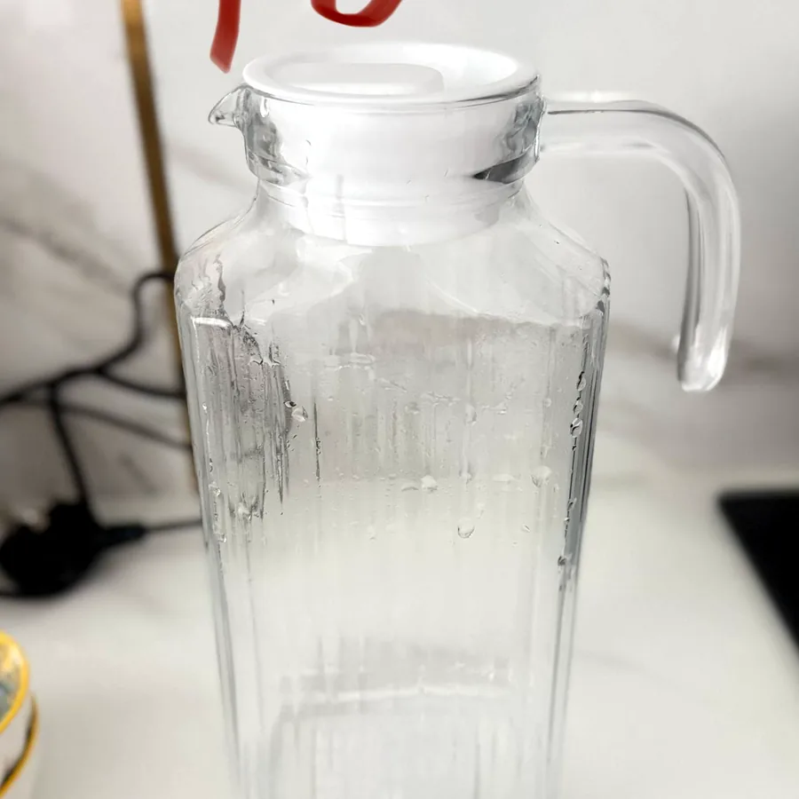 Стеклянный кувшин для воды
