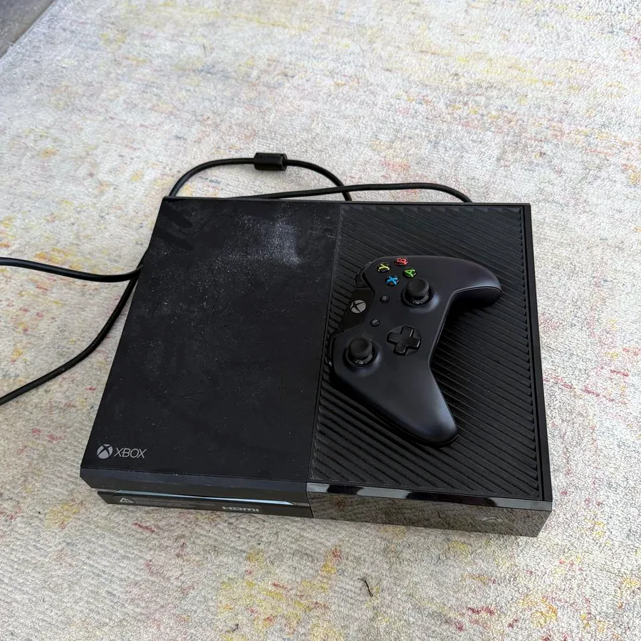 Xbox One с геймпадом и Kinect