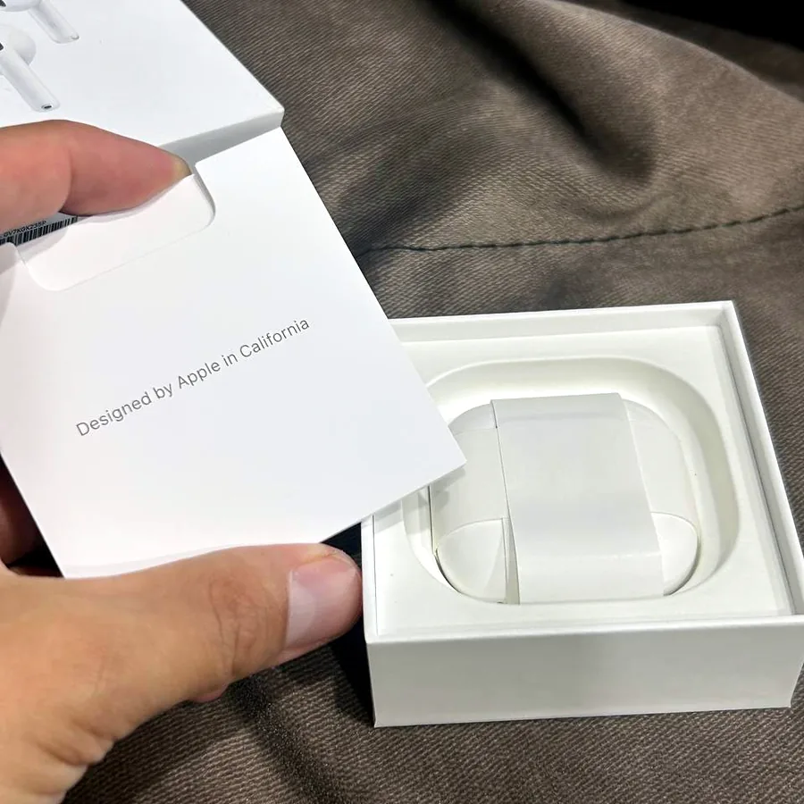Apple AirPods 4 с активным шумодавом, отличное состояние