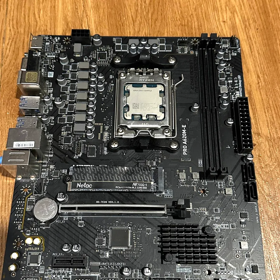 Комплектующие ПК и планка DDR4 8 ГБ