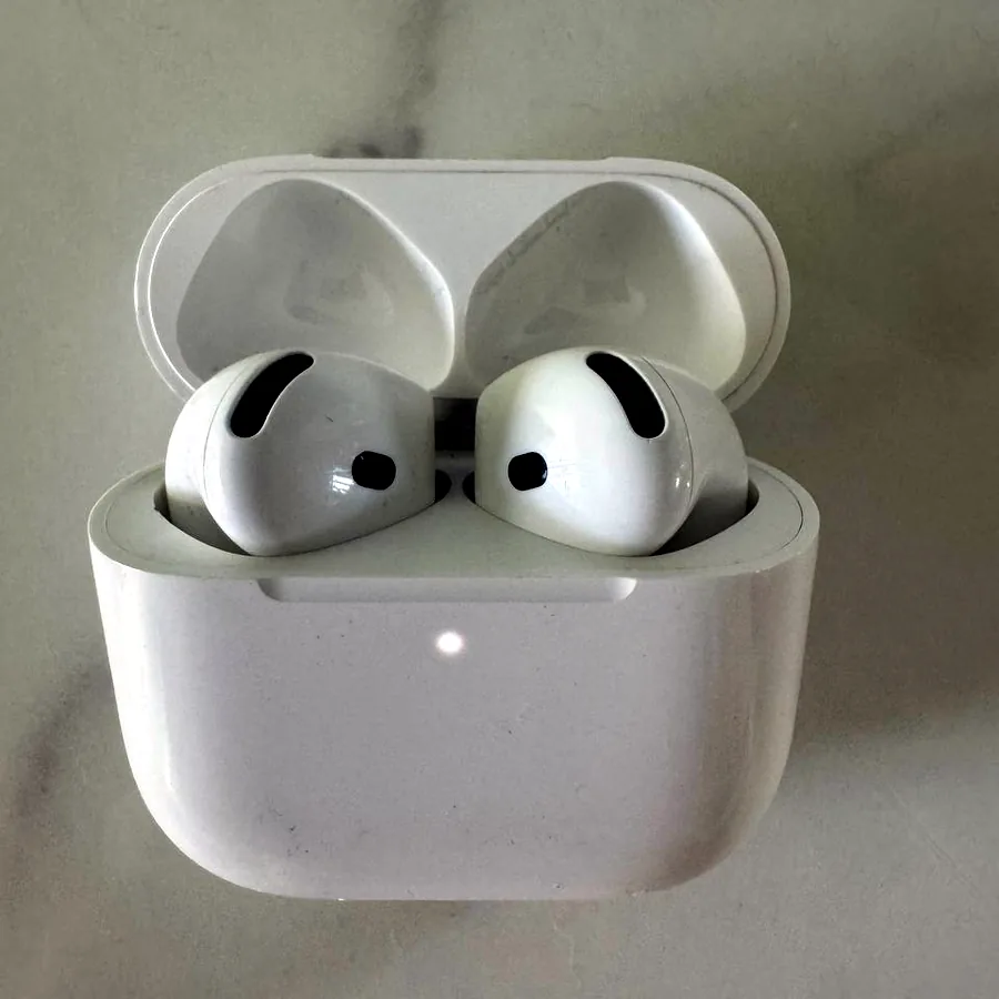 AirPods 4 с активным шумоподавлением