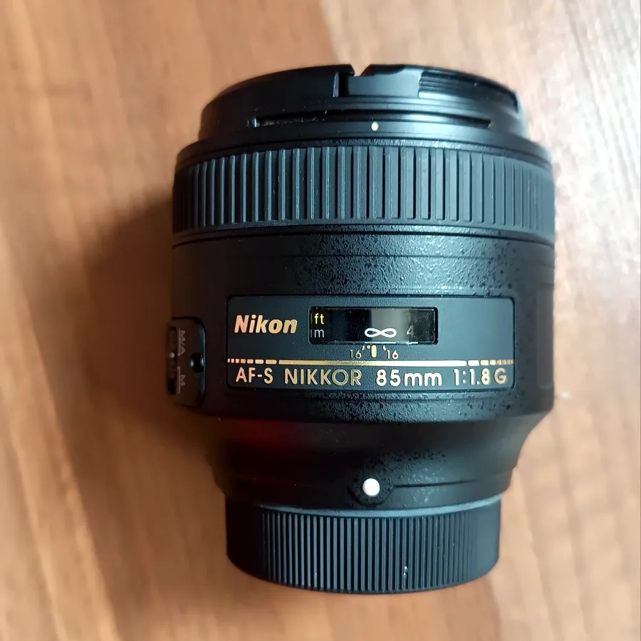 Объектив Nikon 85mm f/1.8