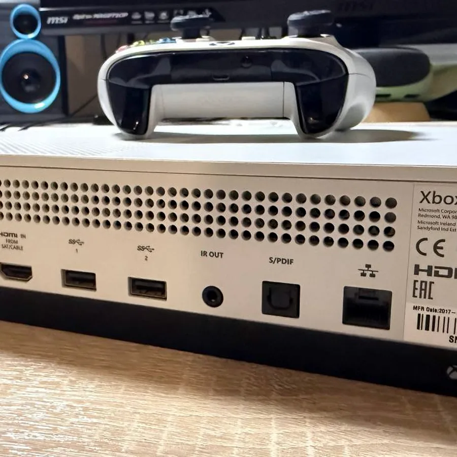 Xbox One S 500 GB, белая, отличное состояние