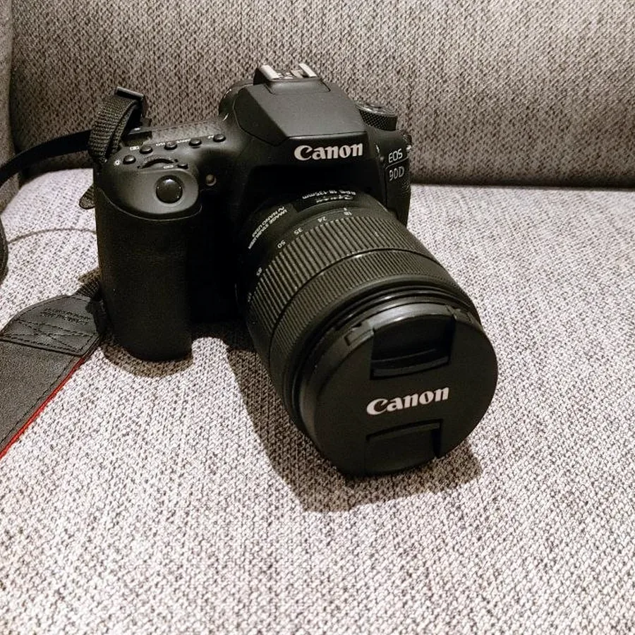 Canon EOS 90D с объективом 18-135 мм