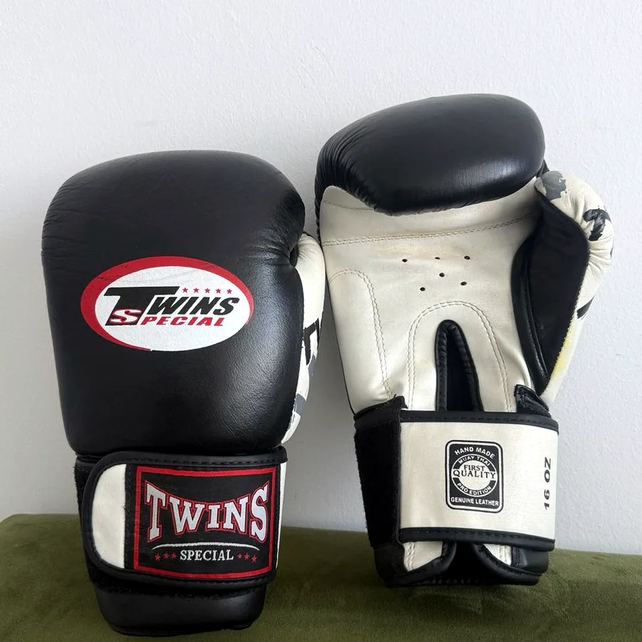 Боксёрские перчатки Twins Special, 16 oz