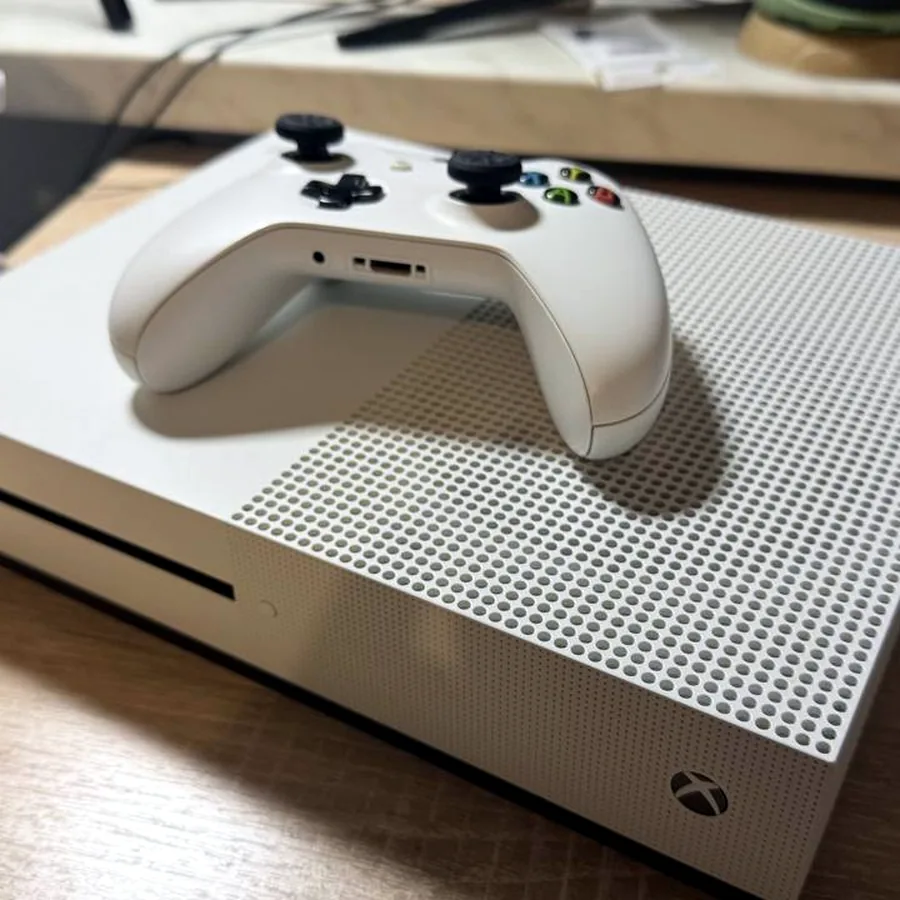Xbox One S 500 GB, белая, отличное состояние