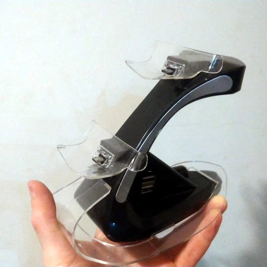 Докстанция для двух геймпадов PS4